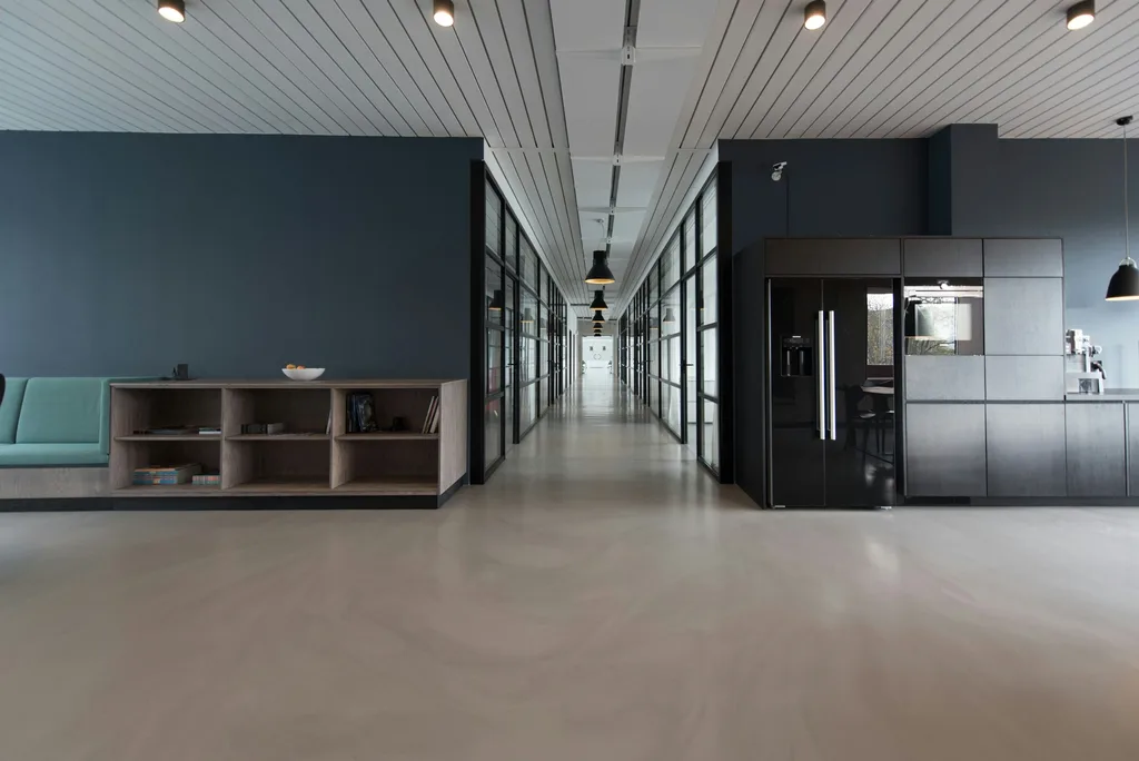 Sala de reunião moderna com mesa ampla